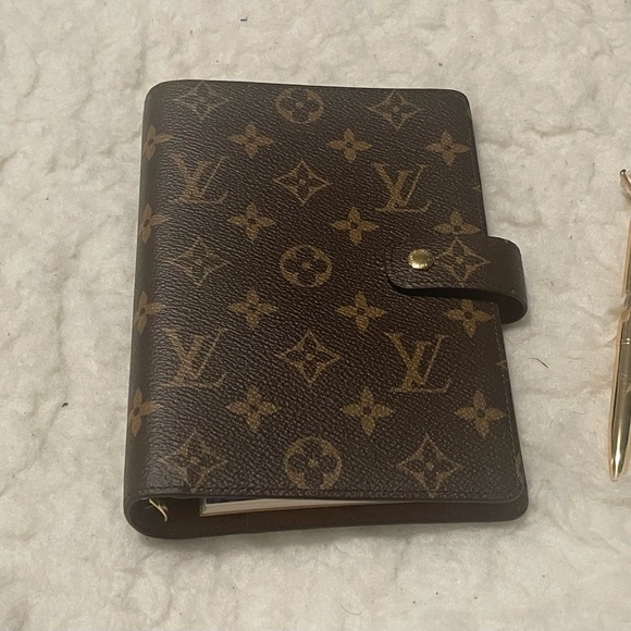 Authentic Barely Used LOUIS VUITTON Medium Ring Agenda Cover in Monogram - Picture 4 of 5